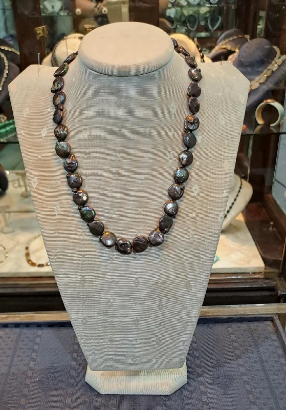 Wide collar necklaces-Necklace with black Keishi pearls and 18k gold clasp