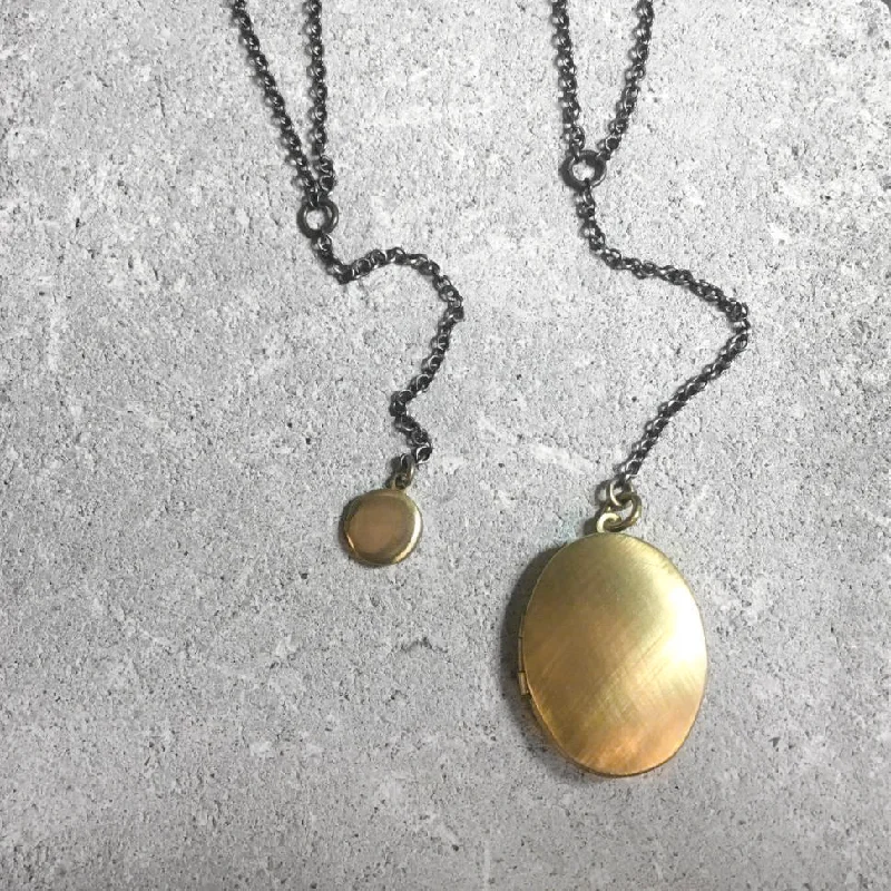 Curved pendant necklaces-Vintage Large Locket Charm Lariat Style Necklace