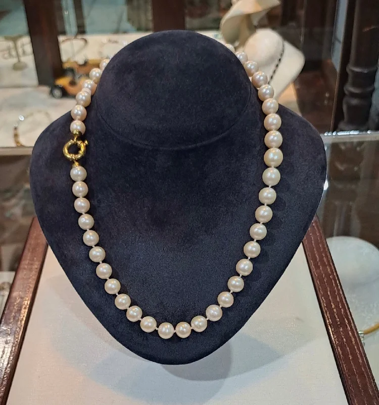 Sapphire pendant necklaces-Necklace with white pearls and 18k gold closure