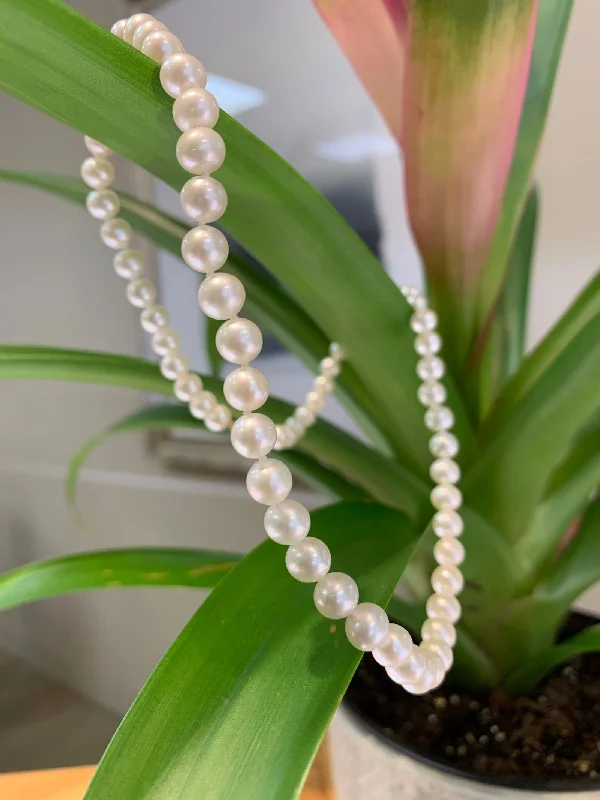 Curved pendant necklaces-Freshwater Pearl Necklace