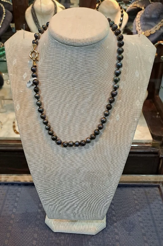 Textured disc necklaces-Necklace in 18k gold with black pearls